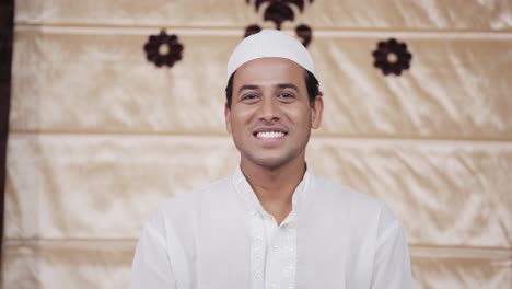 Indischer-Muslimischer-Mann-Lächelt-Und-Blickt-In-Die-Kamera
