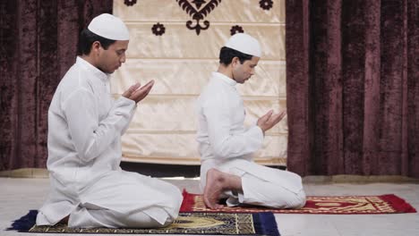 Hombres-Musulmanes-Indios-Haciendo-Rituales-De-Ramadán.