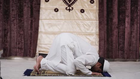 Hombre-Musulmán-Indio-Realizando-Rituales-De-Ramadán