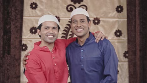 Dos-Amigos-Musulmanes-Felices-Abrazándose-Y-Disfrutando