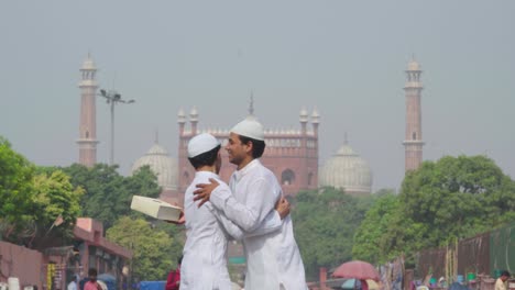 Hombres-Musulmanes-Celebrando-Eid-E-Intercambiando-Regalos-Frente-A-La-Mezquita