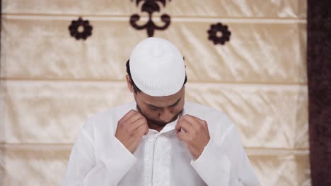 Indian-man-doing-rituals-of-Ramadan-prayer
