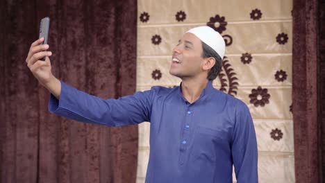 Glücklicher-Muslimischer-Mann,-Der-Bei-Einem-Videoanruf-Spricht