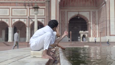 Indischer-Muslimischer-Mann,-Der-Wuzu-Rituale-In-Einer-Moschee-Durchführt