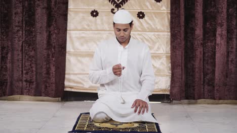 Indian-muslim-man-praying-to-Allah-using-beads