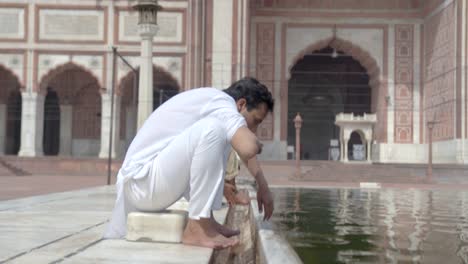 Hombre-Musulmán-Indio-Haciendo-Wuzu-En-La-Mezquita-Jama-Delhi