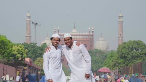 Musulmanes-Indios-Saludándose-Y-Abrazándose-En-Una-Mezquita