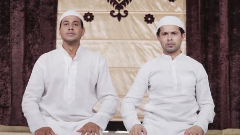 Muslim-men-adjusting-caps-for-Ramadan-prayer
