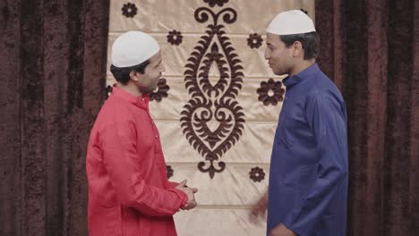 Zwei-Aufgeregte-Muslimische-Männer-Reden-Miteinander