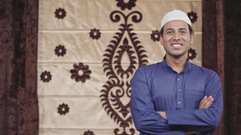 Glücklicher-Muslimischer-Mann,-Der-Mit-Gekreuzten-Händen-Und-Copyspace-Steht