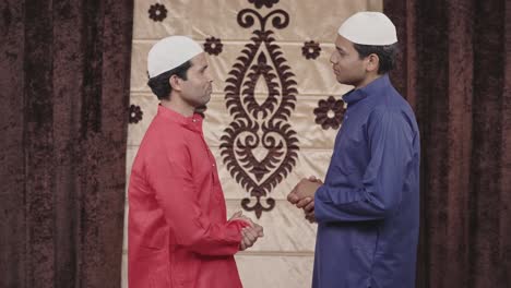 Zwei-Glückliche-Muslimische-Männer-Reden-Miteinander