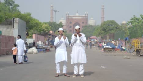 Muslimische-Männer-Beten-Vor-Einer-Jama-Moschee-In-Delhi,-Indien