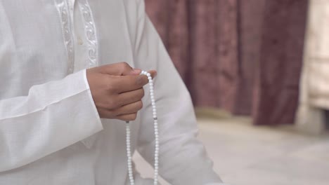 Closeup-of-Indian-man-hand-Praying-beads