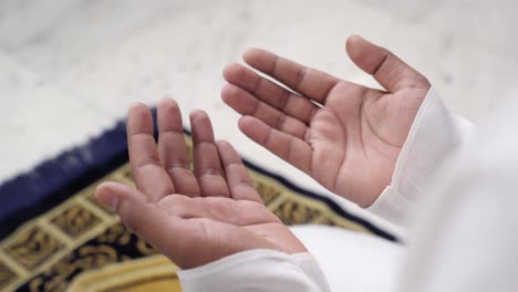 Close-Up-shot-of-hands-in-Namaz-position