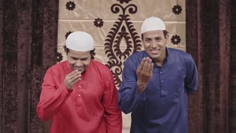 Zwei-Muslimische-Männer-Machen-Adaab-Oder-Grüße-An-Die-Kamera