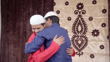 Muslimischer-Mann-Gratuliert-Seinem-Freund