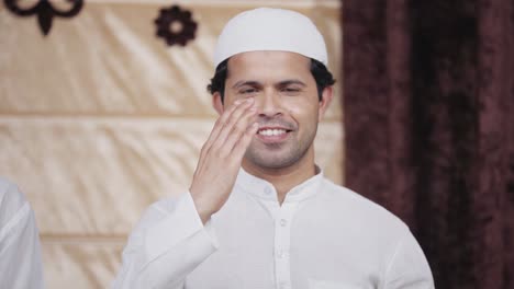 Indischer-Muslimischer-Mann-Macht-Adab-Und-Lächelt