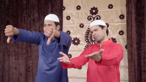 Dos-Hombres-Musulmanes-Mostrando-Los-Pulgares-Hacia-Abajo