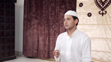 Indian-Muslim-man-praying-beads