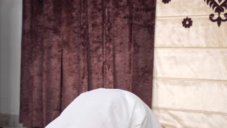 Indischer-Muslimischer-Mann,-Der-Das-Ramadan-Gebet-Praktiziert
