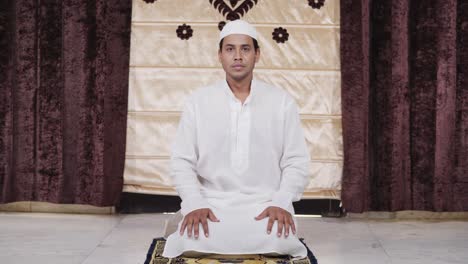 Indian-man-doing-Ramadan-prayer-to-Allah