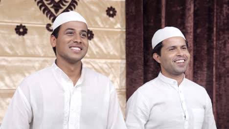 Glückliche-Indische-Muslimische-Männer-Lächeln