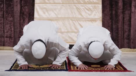 Muslim-men-doing-Sajdah-prayer-to-Allah-God