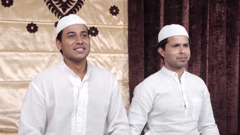 Indian-Muslim-men-doing-adaab