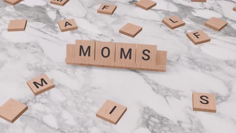 Wort-„Mütter“-Auf-Scrabble