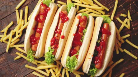 Amerikanische-Hot-Dogs-In-Reihe-Sortiert.-Serviert-Mit-Pommes-Frites