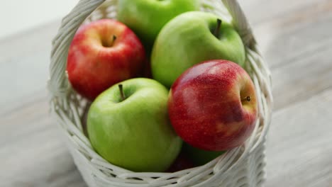 Mixed-green-and-red-apples-in-basket