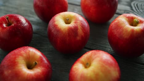Reife-Äpfel-Auf-Holztisch