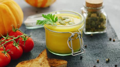 Cremige-Kürbissuppe-Im-Glas-Mit-Brot-und-Tomaten