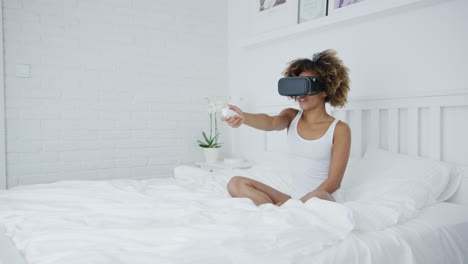 Aufgeregte-Frau,-Die-In-VR-Brille-Spielt