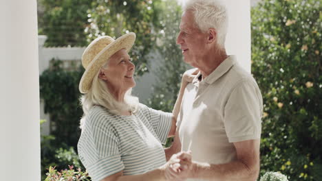 Ein-älteres-Paar-Tanzt-Draußen-Auf-Ihrer-Veranda