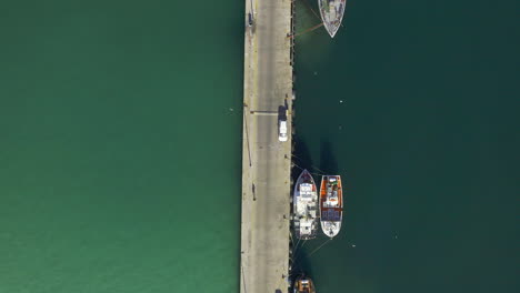 4K-Videoaufnahmen-Von-Booten,-Die-An-Einem-Pier-Anlegen