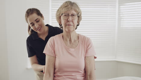 Eine-Physiotherapeutin-Hilft-Einem-älteren-Menschen