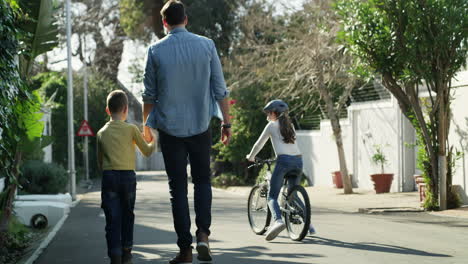 Ein-Junges-Mädchen,-Das-Draußen-Fahrrad-Fährt