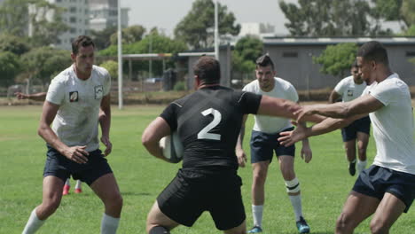 Eine-Gruppe-Junger-Männer-Spielt-Rugby-Auf-Einem-Feld
