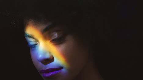 Regenbogen,-Prismenlicht-Und-Gesicht-Einer-Schwarzen-Frau
