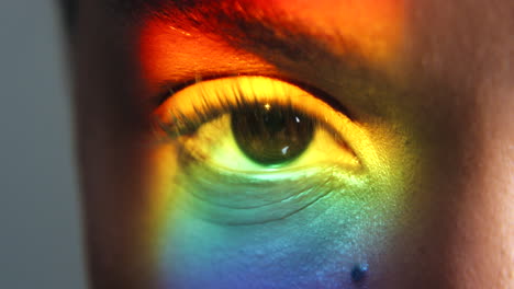 Schönheit,-Regenbogen-Und-Das-Auge-Der-Frau-Mit-Einem-Prisma