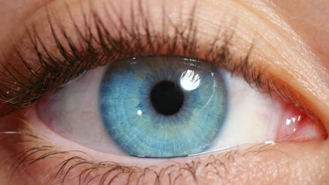Nahaufnahme-Einer-Frau,-Die-Ihr-Blaues-Auge-öffnet