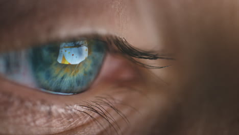 Blaues-Auge,-Frau-Und-Lesen-Von-Technologiedaten