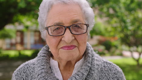 Anciana,-Gafas-Y-Retrato-Solo-En-El-Parque
