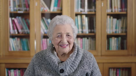 Senior,-Biblioteca-Y-Anciana-Con-Una-Sonrisa-Feliz