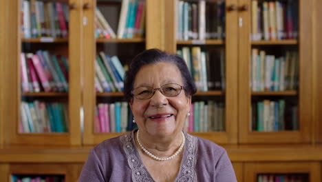 Portrait-of-a-happy-elderly-woman-in-a-library