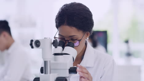 Wissenschaftlerin,-Die-Ein-Mikroskop-Mit-Brille-Verwendet
