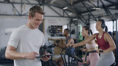 Trainer-Mit-Einem-Digitalen-Tablet-In-Einem-Fitnessstudio