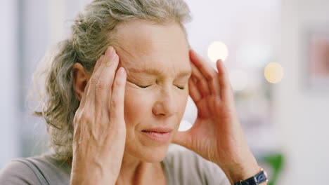 Ältere-Frau-Mit-Kopfschmerzen,-Die-Sich-Die-Stirn-Reibt