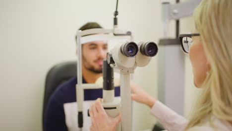 Optometrist-detecting-glaucoma